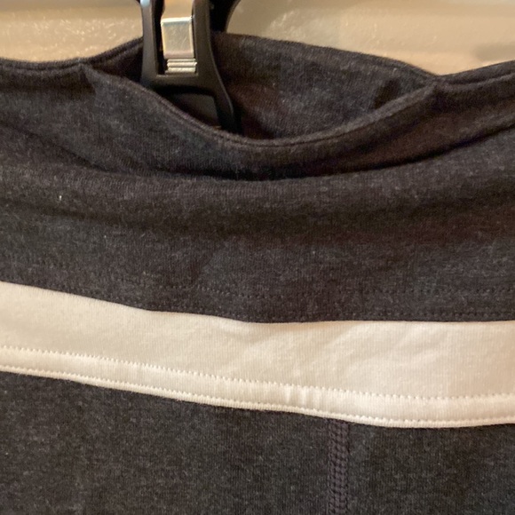 GapFit Women’s Athletic gbalance flare, regular rise, fitted through the… - Picture 3 of 10